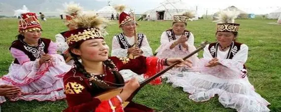 新疆民族服饰介绍_新疆民族服饰的特点_新疆民族服饰特点