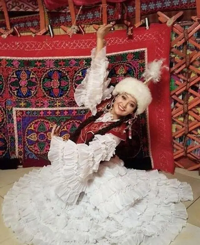 新疆民族服饰的特点_新疆民族服饰特点_新疆民族服饰介绍