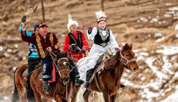 新疆民族服饰介绍_新疆民族服饰的特点_新疆民族服饰特点