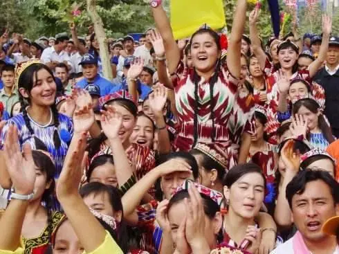 新疆民族服饰的特点_新疆民族服饰特点_新疆民族服饰介绍