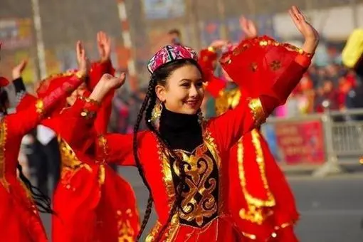 新疆民族服饰特点_新疆民族服饰的特点_新疆民族服饰介绍